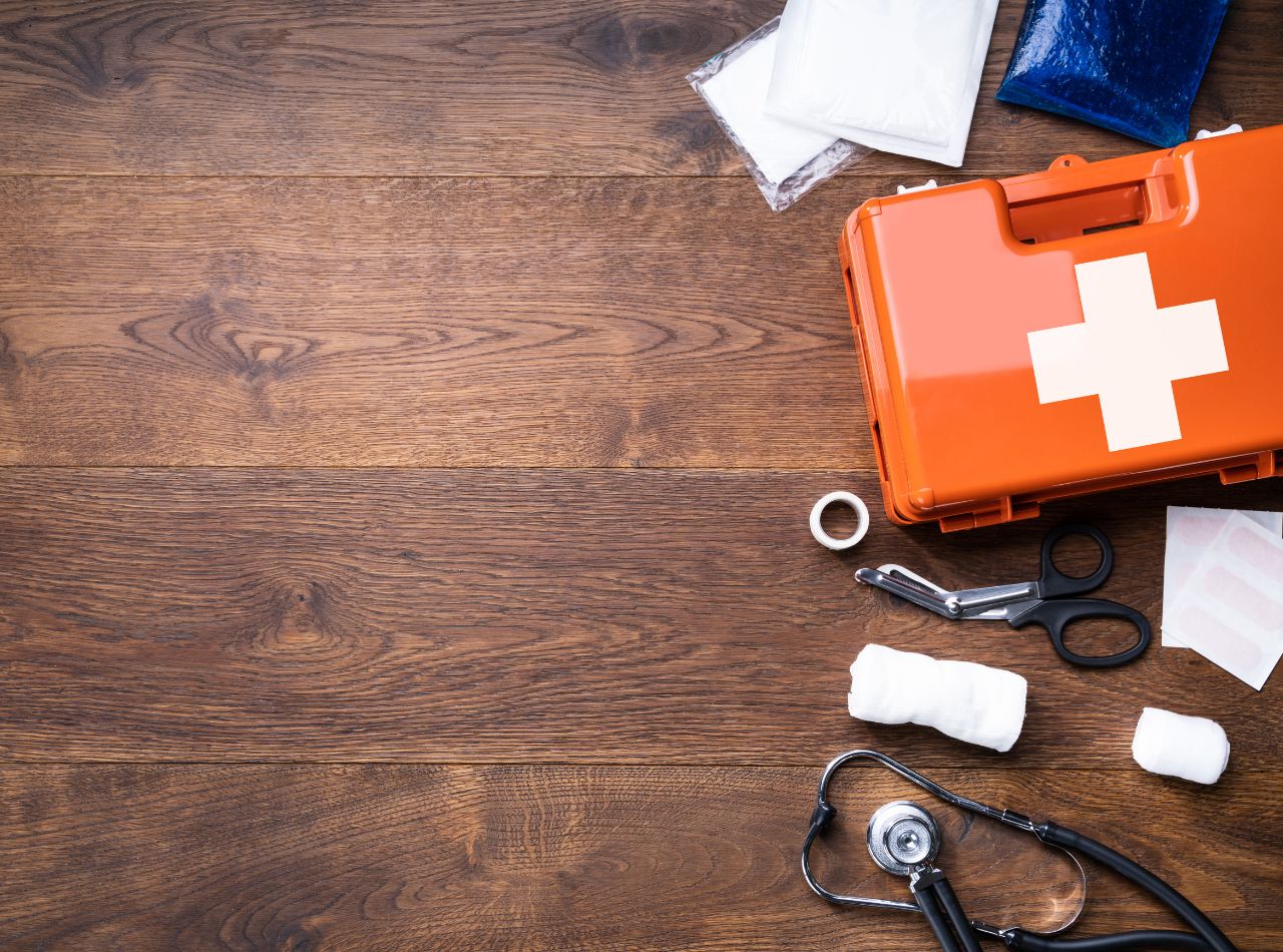 Co musi zawierać kompletna apteczka pierwszej pomocy?
