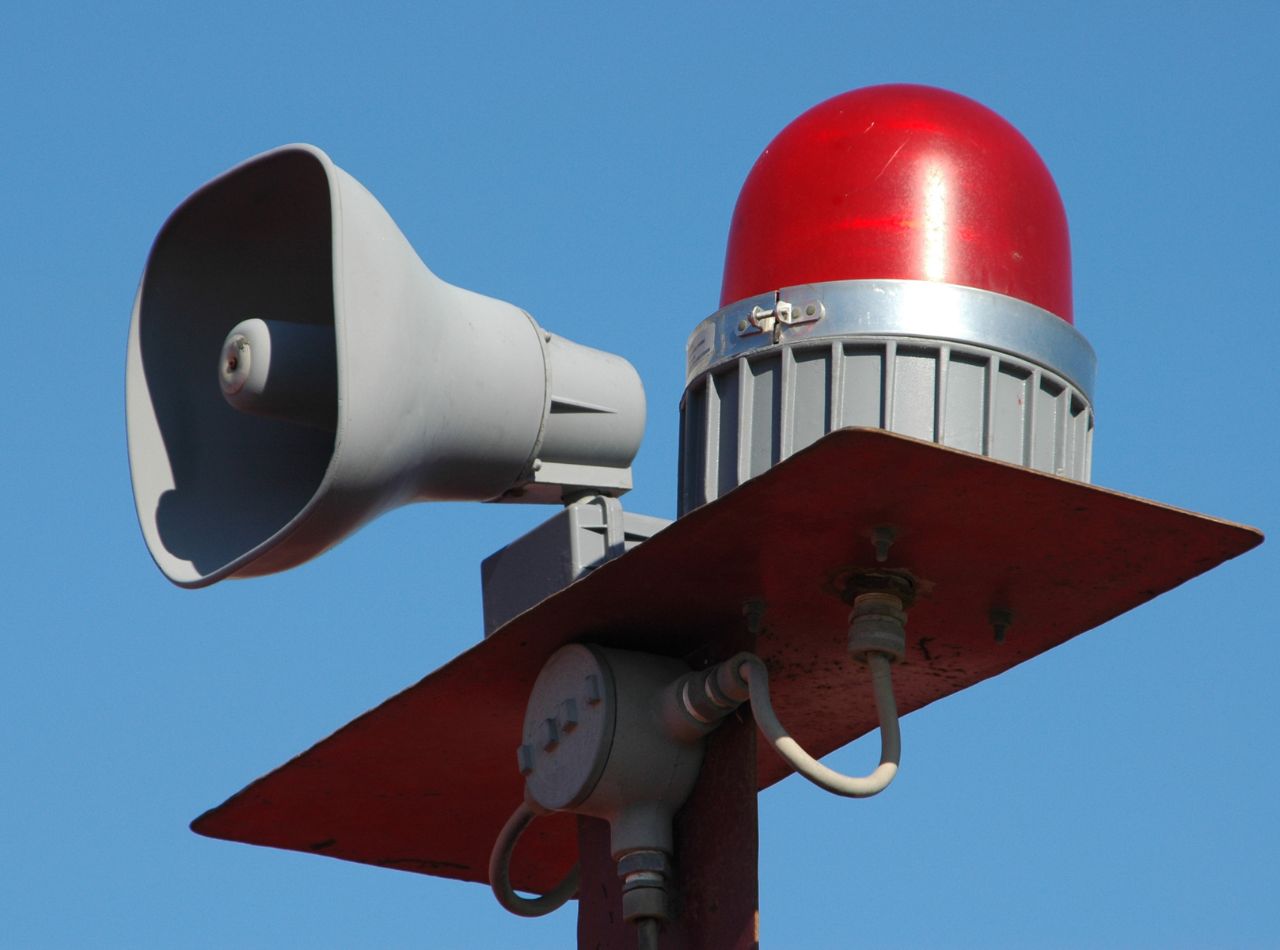 Jak działa syrena alarmowa i jakie są standardy systemów alarmów PPOŻ?